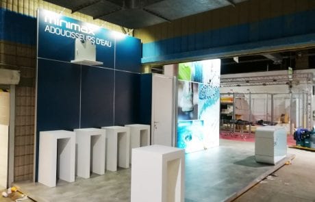 Stand structures et cadre aluminium. Surface: 7 x 4, 3 côtés ouverts. Souhaits : un stand en structures et cadres aluminium, permettant de s’adapter aux surfaces d’expositions éphémères, principalement en France. Mise en avant des visuels et des produits, comptoir design.